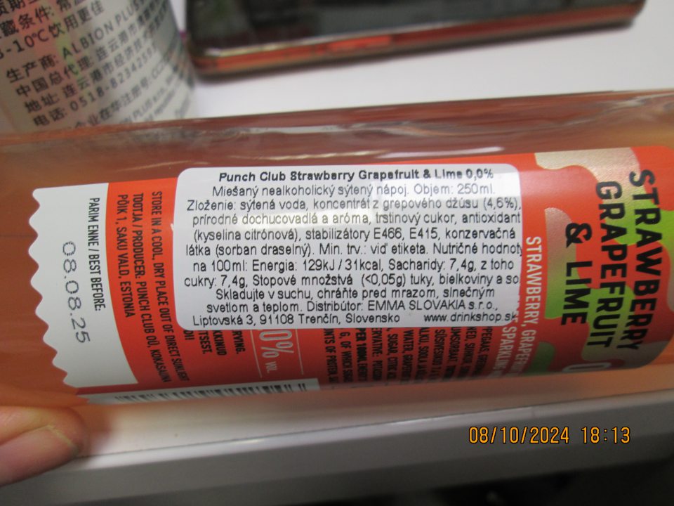  Punch Club Strawberry Grapefruit and Lime 0,0%, 250 ml, miešaný nealkoholický sýtený nápoj, DMT: 08.08.25, distribútor: EMMA SLOVAKIA s.r.o., Liptovská 3, 91108 Trenčín, Slovensko, v celkovom objeme 3,75 L v celkovom počte 15 ks a v celkovej cene 35,85 €. Na etikete bol uvedený jeden z povinných údajov v nesprávnom tvare „Min. trv:“ 