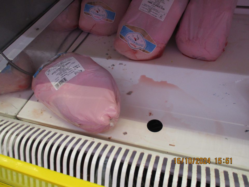 V chladiacej vitríne s uloženým chladeným kačacím mäsom bol z vnútornej strany na policiach a kovovej mriežke zistený výskyt neznámej tekutiny. 