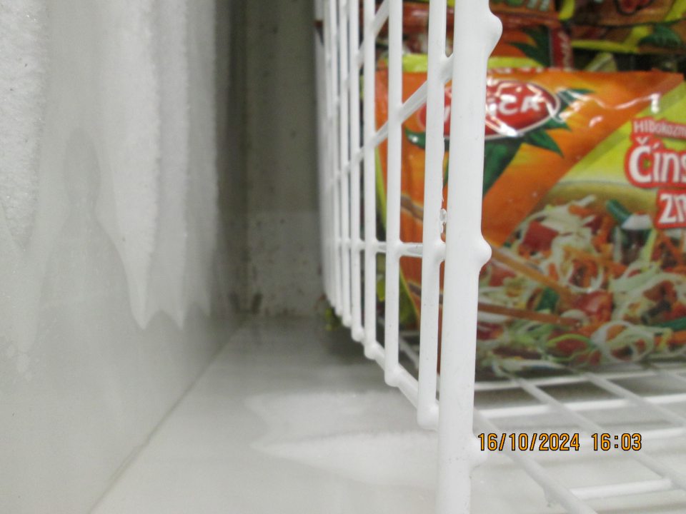 V mraziarenskom boxe s uloženou hlbokozmrazenou zeleninou bol zistený hrubý nános nečistôt, vlasov a zvyšky obalov na dne boxu.