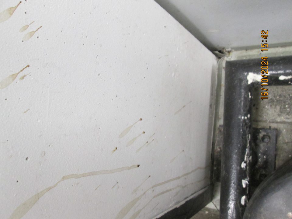 Stena pred mraziacim boxom znečistená neznámou hnedou tekutinou.