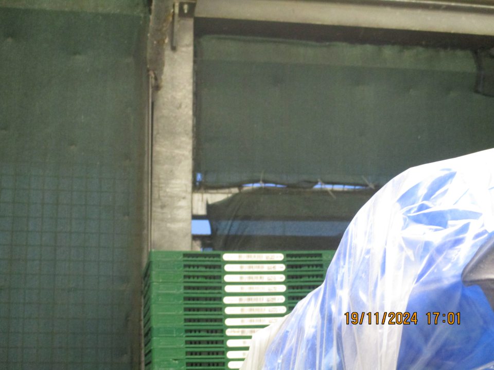 V časti príjmu potravín na kovovej mreži zistený výskyt nepriliehajúcej a poškodenej textílie na viacerých miestach o veľkosti cca 10 x10 cm s rizikom vnikunutia škodcov do vnútorných priestorov prevádzky