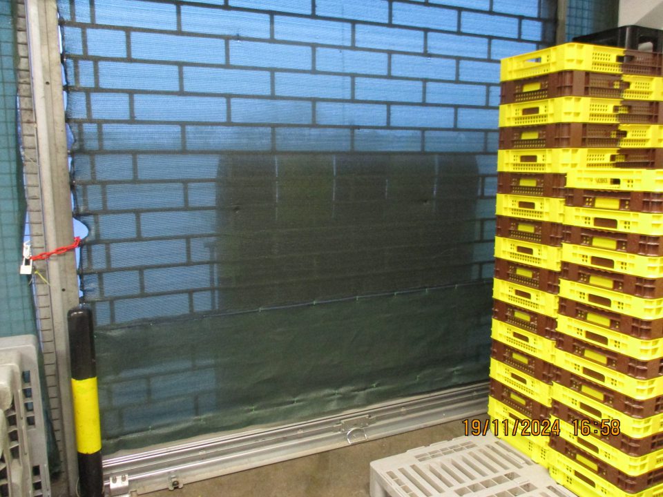 V časti príjmu potravín na kovovej mreži zistený výskyt nepriliehajúcej a poškodenej textílie na viacerých miestach o veľkosti cca 10 x10 cm s rizikom vnikunutia škodcov do vnútorných priestorov prevádzky