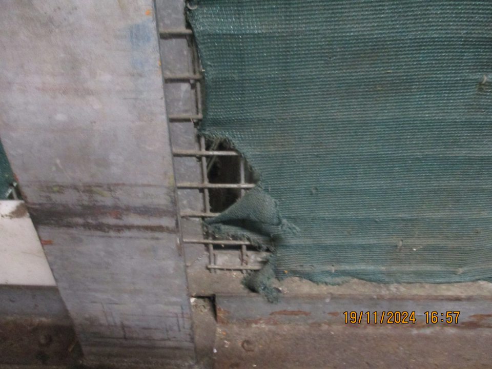 V časti príjmu potravín na kovovej mreži zistený výskyt nepriliehajúcej a poškodenej textílie na viacerých miestach o veľkosti cca 10 x10 cm s rizikom vnikunutia škodcov do vnútorných priestorov prevádzky