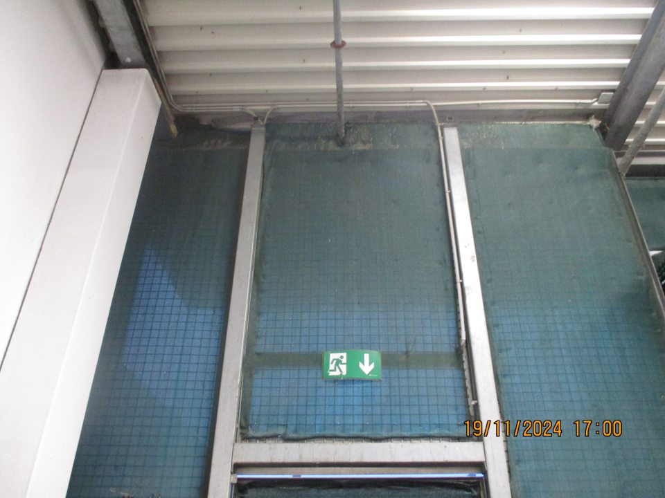  V časti s uloženými kontajnermi na VŽP kategórie 3 v hornej časti textílie a kovového potrubia zistený výskyt vtáčích exkrementov. Po obvode dverí a v časti kovového potrubia výskyt dier, ktoré viedli do vonkajšieho prostredia. Zistená nepriliehavá textília s rizikom vniknutia škodcov do vnútorných priestorov.
