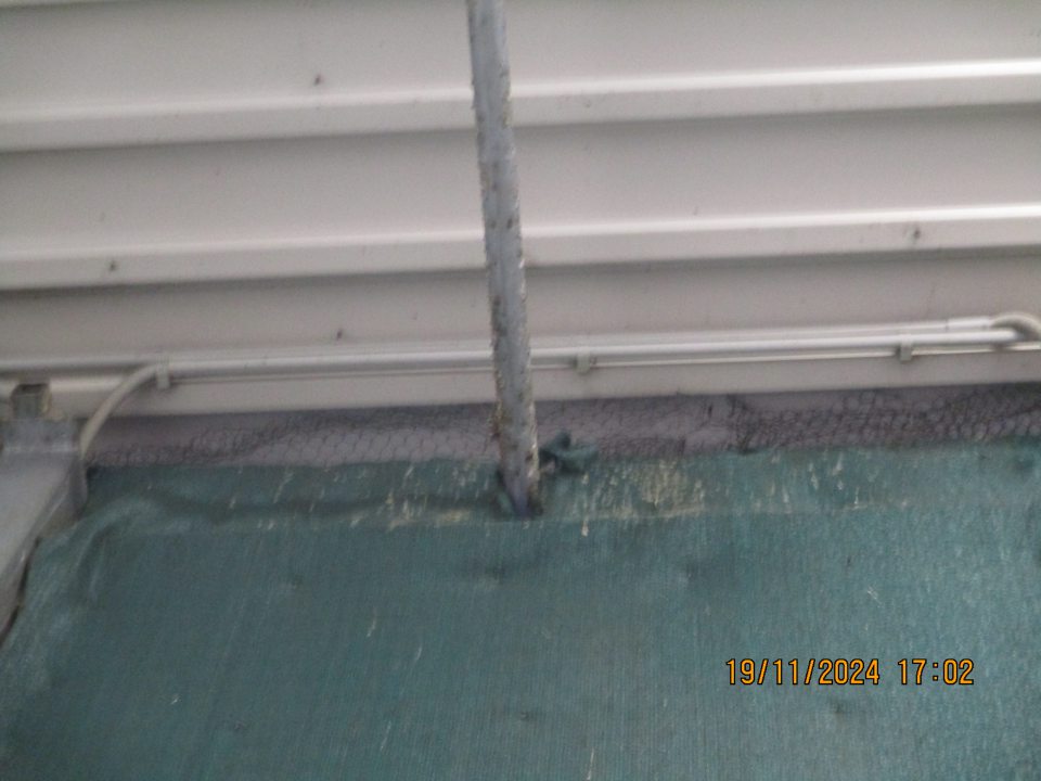  V časti s uloženými kontajnermi na VŽP kategórie 3 v hornej časti textílie a kovového potrubia zistený výskyt vtáčích exkrementov. Po obvode dverí a v časti kovového potrubia výskyt dier, ktoré viedli do vonkajšieho prostredia. Zistená nepriliehavá textília s rizikom vniknutia škodcov do vnútorných priestorov.

