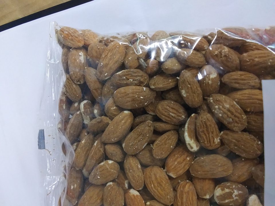 Tesco mandle jadrá-lúpané škrupinové plody-zistený výskyt škodcov v rôznom štádiu vývoja(živé aj mŕtve mole).