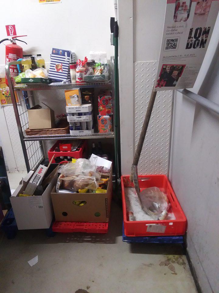V tesnej blízkosti potravín určených pre potravinovú banku bola skladovaná posypová soľ a pomôcky na údržbu vonkajších priestorov ( lopata).
