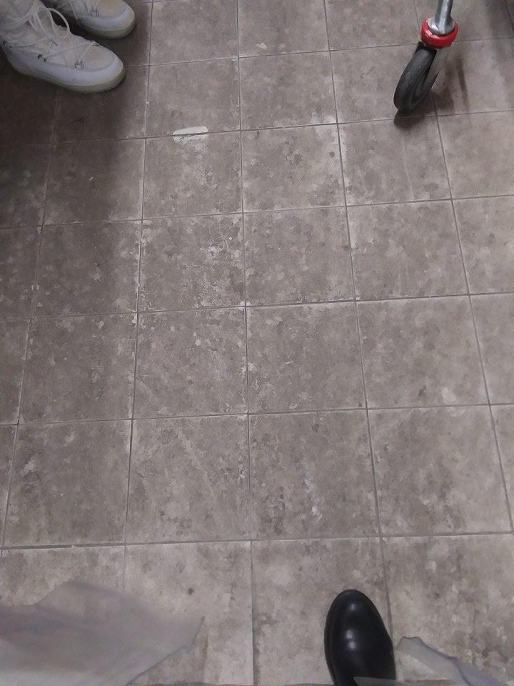 Silno znečistená podlaha ( špina na dlaždiciach) v priestore mraziarenského skladu.
