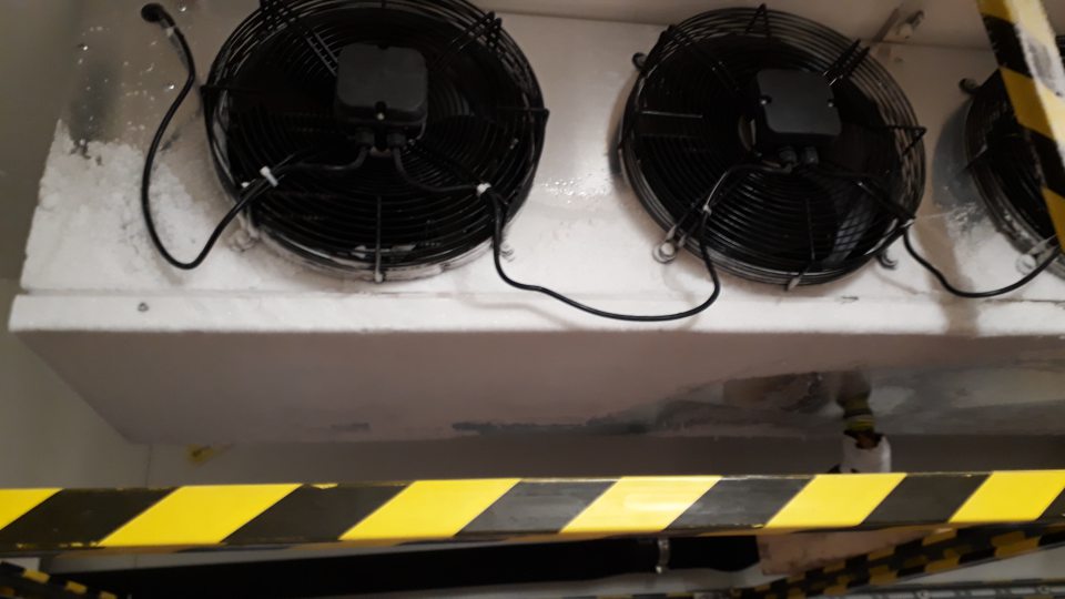 V mraziacom boxe hrubá vrstva ľadu a námrazy na mraziarenskom agregáte.