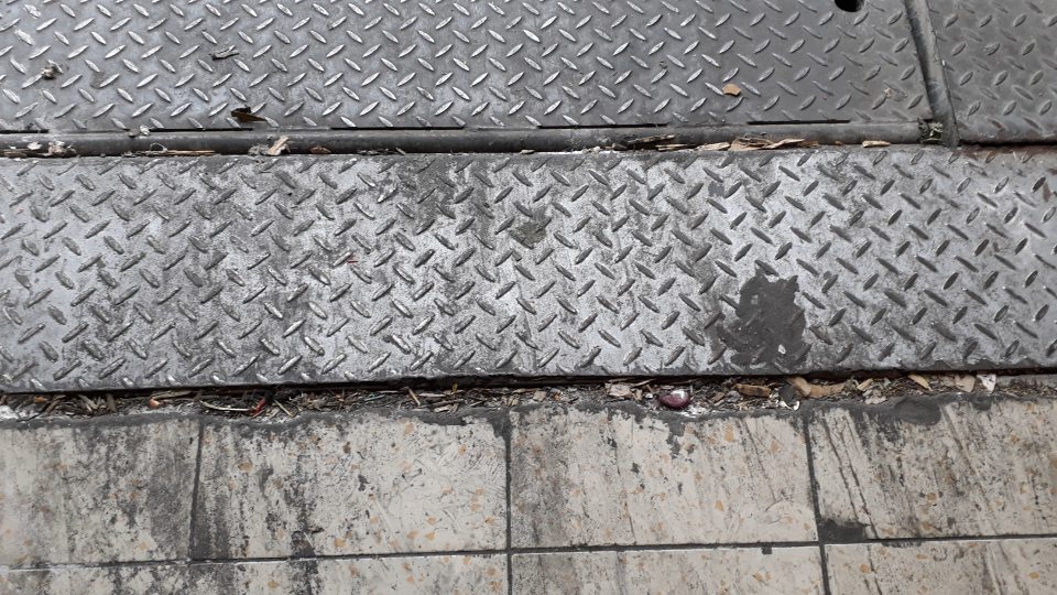 Priestor príjmovej rampy silne znečistený.