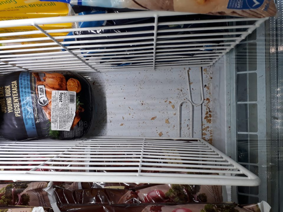 Vnútorné plochy a obvodové lišty sklenených dvierok stojacich mraziacich zariadení na predajnej ploche určené na skladovanie mrazených a hlbokozmrazených smotanových krémov, mrazenej zeleniny, polotovarov, hydiny a produktov rybolovu boli znečistené prachom a rozsypanými zvyškami potravín.