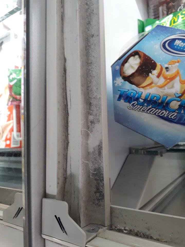 Vnútorné plochy a obvodové lišty sklenených dvierok stojacich mraziacich zariadení na predajnej ploche určené na skladovanie mrazených a hlbokozmrazených smotanových krémov, mrazenej zeleniny, polotovarov, hydiny a produktov rybolovu boli znečistené prachom a rozsypanými zvyškami potravín.