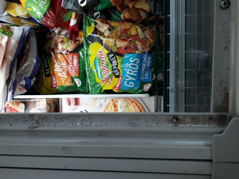 Vnútorné plochy a obvodové lišty sklenených dvierok stojacich mraziacich zariadení na predajnej ploche určené na skladovanie mrazených a hlbokozmrazených smotanových krémov, mrazenej zeleniny, polotovarov, hydiny a produktov rybolovu boli znečistené prachom a rozsypanými zvyškami potravín.