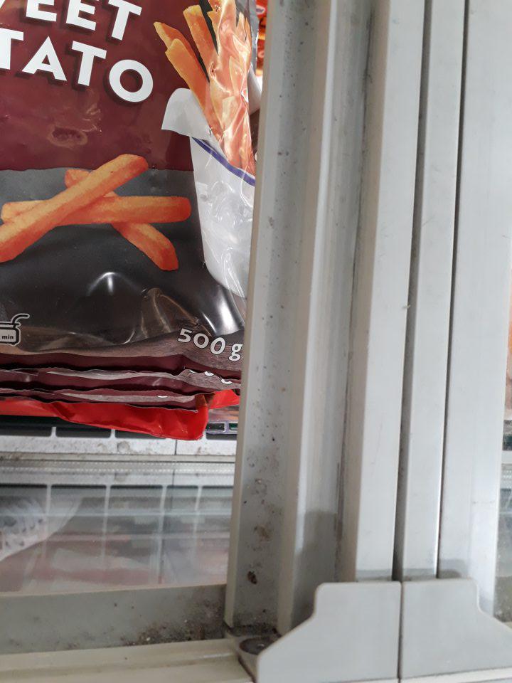 Vnútorné plochy a obvodové lišty sklenených dvierok stojacich mraziacich zariadení na predajnej ploche určené na skladovanie mrazených a hlbokozmrazených smotanových krémov, mrazenej zeleniny, polotovarov, hydiny a produktov rybolovu boli znečistené prachom a rozsypanými zvyškami potravín.