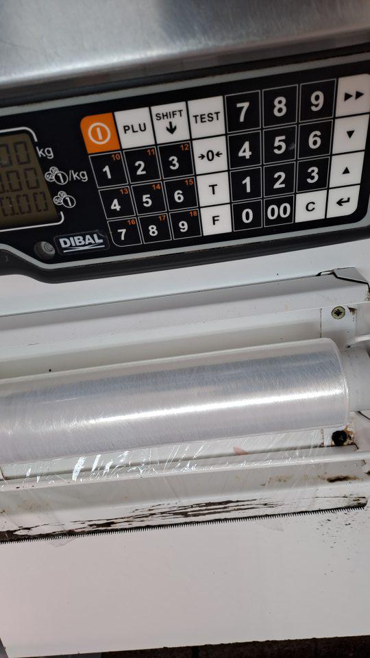 2. Znečistený stojan na potravinovú fóliu - zaschnutá nečistota.