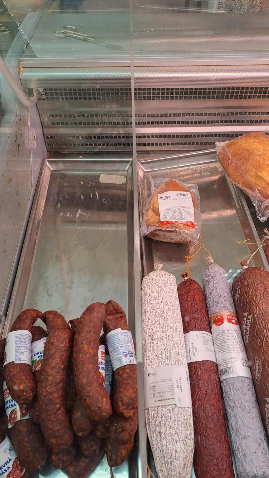 3. Znečistená chladiaca vitrína na mäsové výrobky - ložná plocha a drážky posuvných dvierok zbytkami potravín.