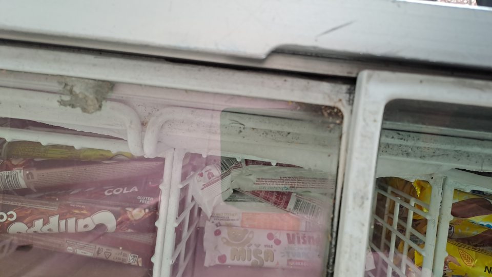 4.Znečistené mraziace zariadenie v predajni na hlbokozmrazené potraviny - povrch a lišty posuvných dvierok zbytkami potravín nečistotami, prachom.
