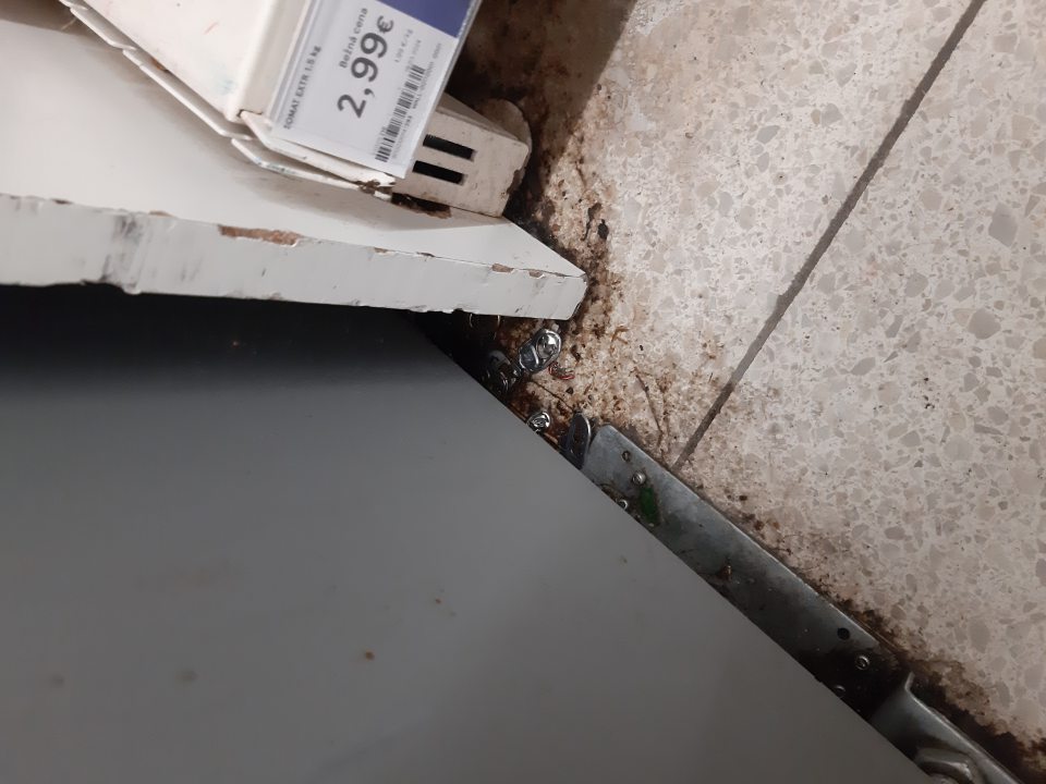 V okolí zariadenia na vratné použité obaly plastové a plechovky bolo okolie znečistené.