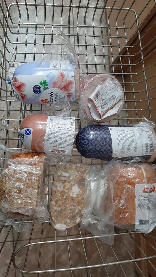 1. Predaj mäsových výrobkov po uplynutí dátumu spotreby - 6 kusov otvorených balení v časti predaja krájaných mäsových výrobkov na váhu, celková hmotnosť: 4,8 kg, celková cena: 45,96 €.