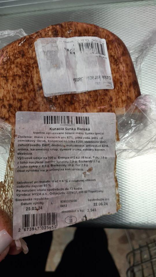 2. Predaj 1 druhu mäsového výrobku so senzorickými zmenami (osliznutie, kyslastý zápach, sivastá farba).