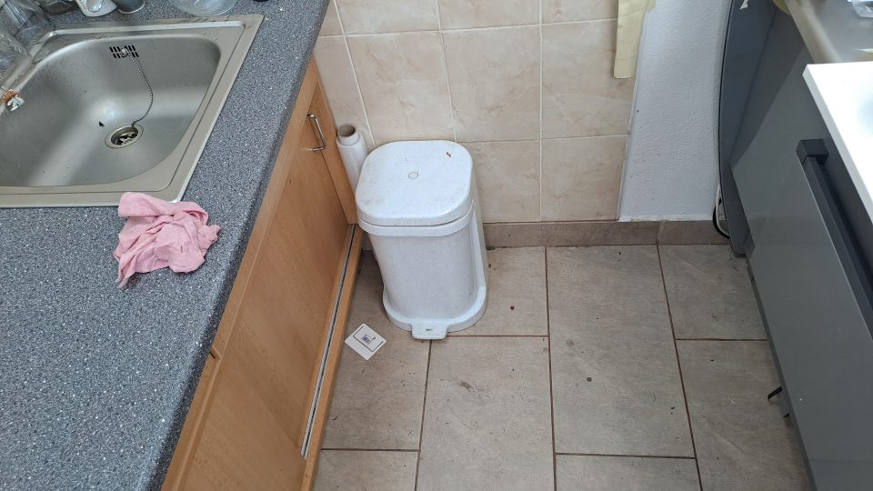 1. Znečistená podlaha v predajni