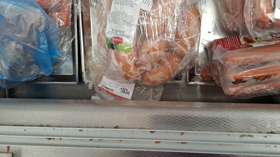 2. Znečistené chladiace zariadenie v predajni.