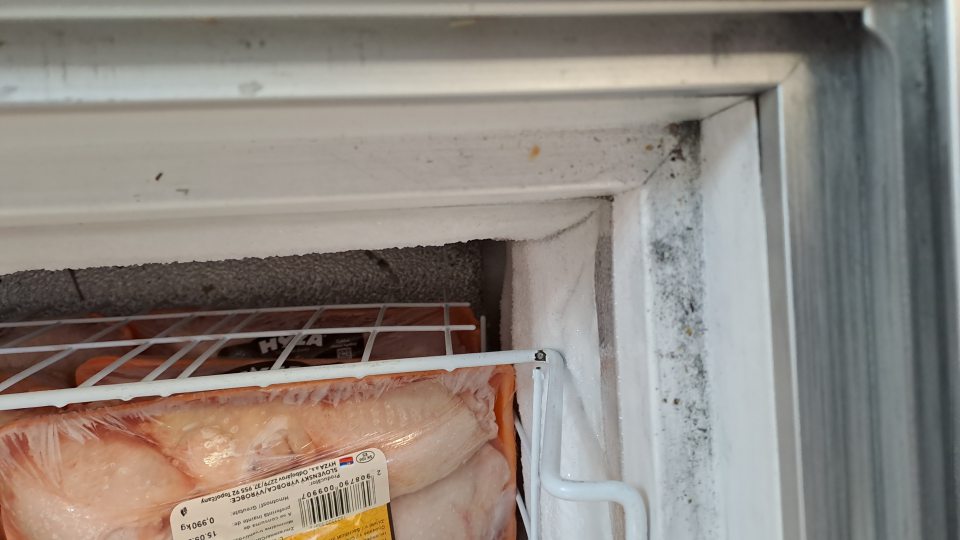 3. Znečistené mraziace zariadenie v predajni.