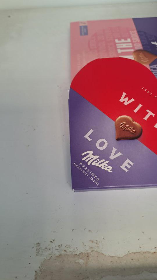 4. Znečistený kovový regál v predajni.