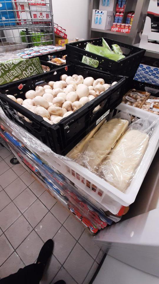 1.spoločné skladovanie nezlučiteľných druhov potravín: B. skladovanie v chladiarenskom sklade určenom na mliečne výrobky a knedle bedničky nebalených šampiňóňov.