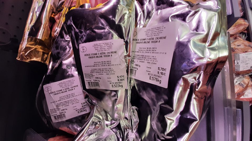 Predaj potravín po uplynutí dátumu spotreby na predajnej ploche v chladierenskej vitríne určenej na predaj mäsa, a to: Kačacie stehná s kožou, chladené, vákuovo balené trieda A, D.Spotreby: 28.05.2024, celková hmotnosť: 1,66 kg, 3 balenia, celková cena: 26 eur, výrobca: DUCK - LINE Hungary, H - 6120 Kiskunmajca, chované v: Maďarskej republike, zabité v: Maďarskej republike, pôvod: Maďarsko, HU 194 EK.