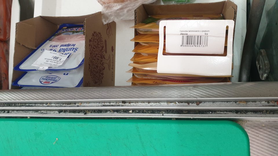 Vodiace lišty na plastové dvierka chladiacej vitríny na krájané mäsové výrobky (v predajni) boli značne znečistené prachom a hrubou vrstvou zaschnutých nečistôt