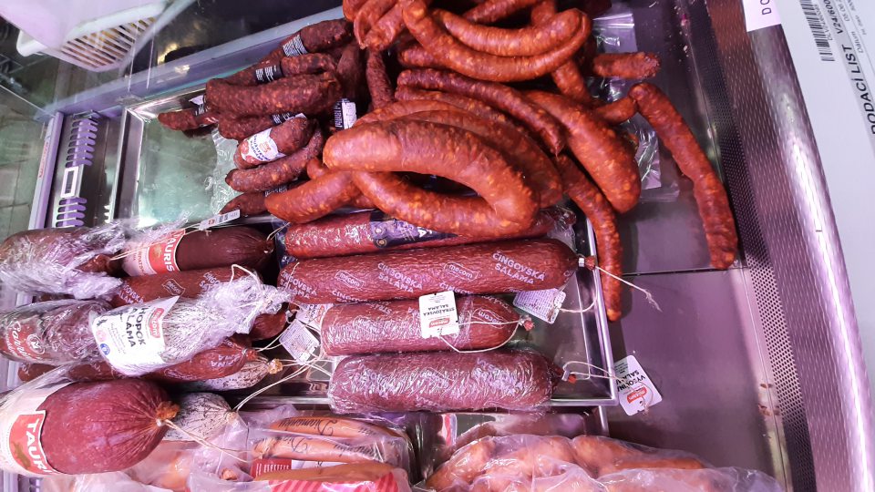 Spoločné uchovávanie nezlučiteľných druhov potravín v chladiacej vitríne na predajnej ploche, a to nebalených mäsových výrobkov (klobásy) s balenými mäsovými výrobkami (trvanlivé salámy).