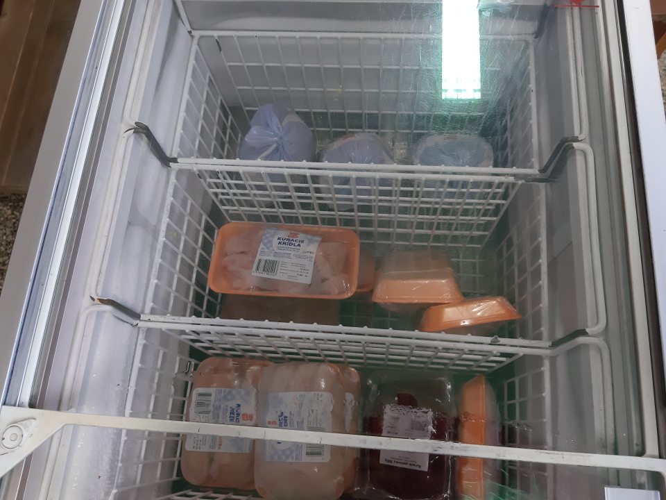 Mraziace zariadenie na predajnej ploche má poškodený povrchový náter na úložných kovových košíkoch. 