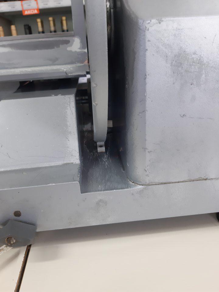 Nárezový stroj na krájanie mäsových výrobkov má poškodený nerovný povrch a opotrebovaný povrchový náter.