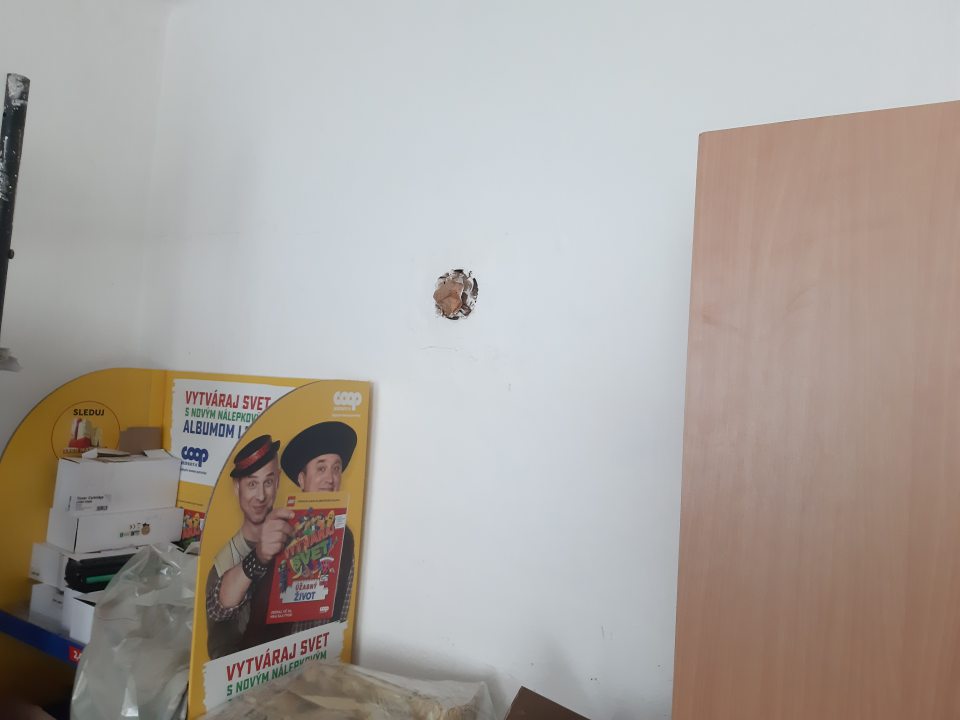  Stena pri skrinke ma otvor v stene vyplnený papierom.