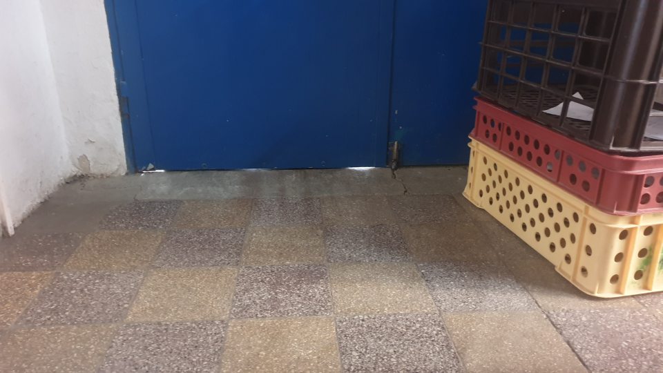 dvere z vonkajšieho prostredia do skladu pečiva nedoliehajú k podlahe