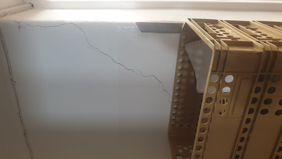 stena v sklade/príjme pečiva je puknutá s opadávajúcou omietkou - 