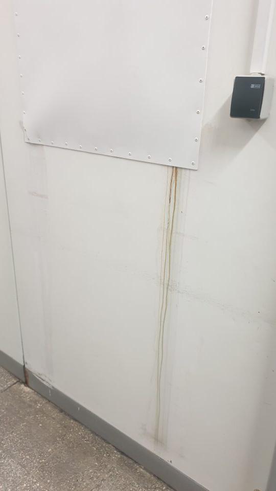  vstavaný mraziaci box v sklade potravín z vonkajšej časti je znečistený po zatečení