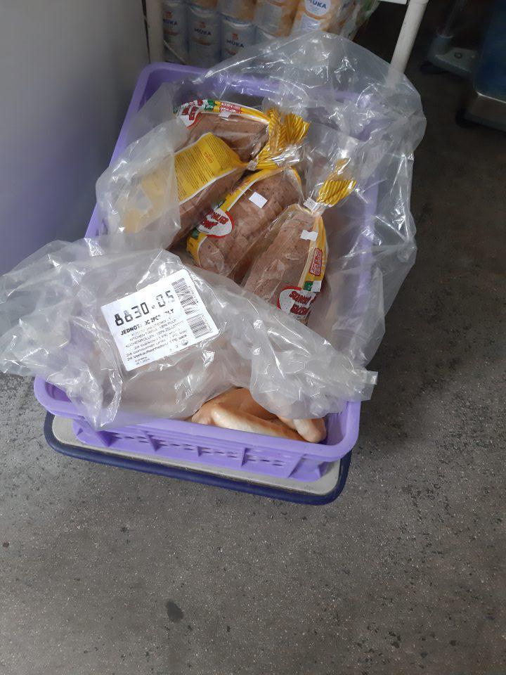 skladované nebalené pekárenské výrobky boli uložené v prepravke prekryté použitým PE sáčkom zo skupinového balenia kuchynských utierok