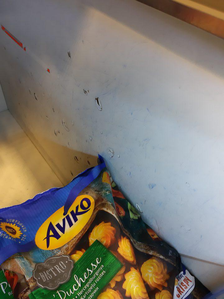 - mraziarenské vitríny na predajnej ploche (v časti skladovania mrazených výrobkov zo zemiakov) mali bočné vnútorné steny poškodené