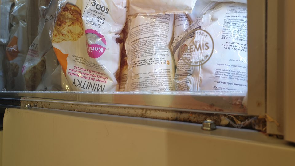 - chladiaca vitrína v časti predaja lahôdkarských výrobkov mala poškodené tesnenie na posuvných dverách