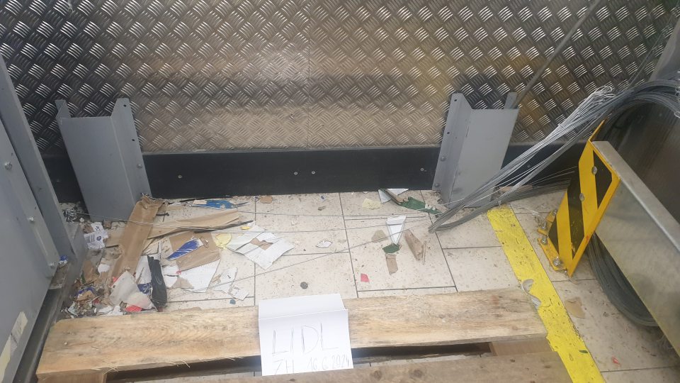 znečistené podlahy v celom sklade