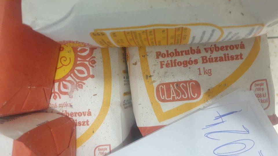 skladovaná múka bola znečistená prachom, kúskami paliet a inými nečistotami,