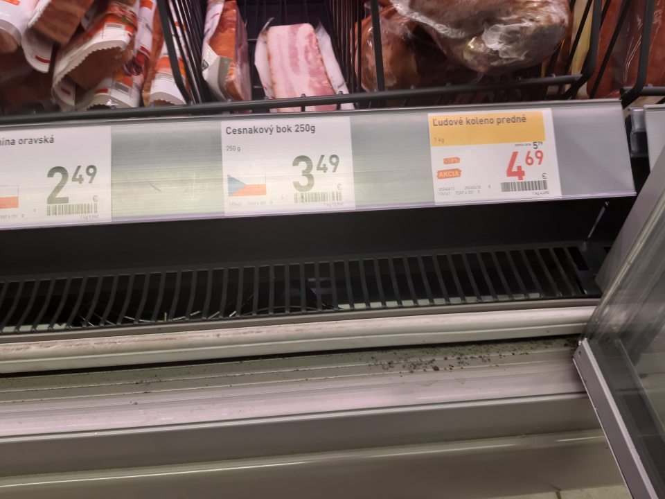 Znečistené chladiace vitríny na predajnej ploche určené na skladovanie mäsových výrobkov v spodnej časti rámu dvierok porastom čiernej plesne