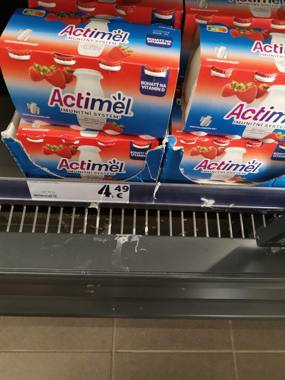 Chladiarenské zariadenie na predajnej ploche určené na uchovávanie mliečnych výrobkov (Actimel), má ložnú plochu v časti mriežok a pod mriežkami znečistenú zatečeným, zasušeným zvyškom potraviny.
