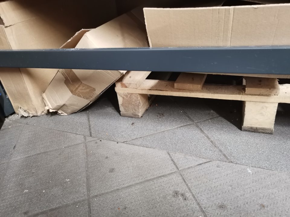 Obalový materiál určený na balenie nebaleného chleba a papierový obalový materiál určený na uloženie do regálov pod nebalené pekárenské výrobky je uložený v osobitnom priestore určenom na dopekanie pekárenských výrobkov v otvorených kartónových obaloch na palete, okolie ktorých je znečistené prachom, omrvinkami- zvyškami zasušených potravín.