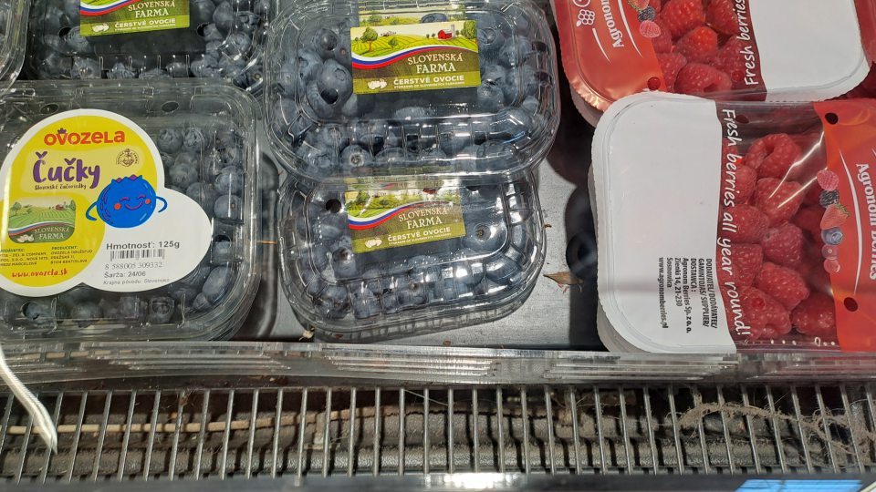 2. Znečistená ložná plocha vitríny na predajnej ploche v mieste predaja baleného ovocia (maliny, čučoriedky) zbytkami ovocia - kôska, šupky, prach, úlomky častí ovocia.