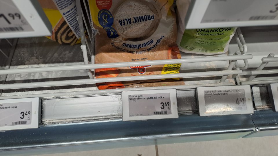 4. Znečistený kovový regál - polica na predajnej ploche rozsypanou múkou v mieste predaja múky.