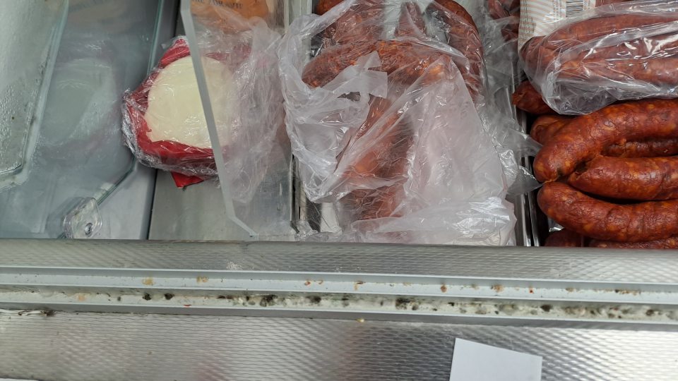 1. Znečistené chladiace zariadenie na mäsové výrobky- v drážkach posuvných dverí hrubou nečistotu, zbytkami potravín a porastom plesne. 