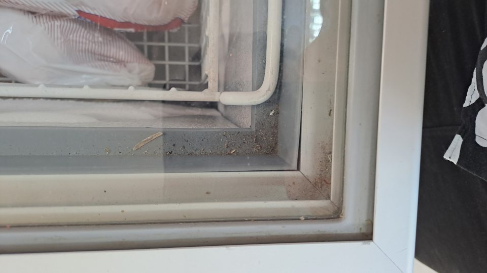 2.Znečistené mraziace zariadenie na hlbokozmrazené potraviny - v drážkach posuvných dverí zbytkami potravín a vrstvou prachu.